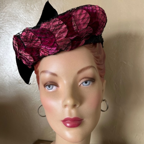 RAVISHING 1930s\' BLACK STRAW HAT WITH VELOUR PETALS COVERED BY VEILING main image 9